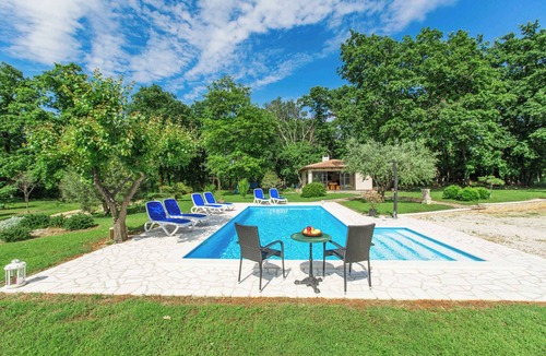 Susnjici Apartment | Holiday apartment With pool and large garden