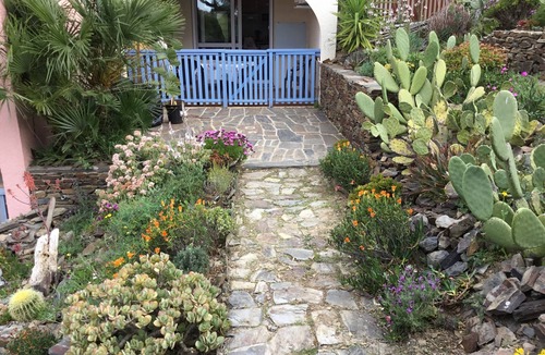 Cerbere Apartment | Holiday Apartment "La Nicrom" with Sea View, Shared Pool & Wi-Fi