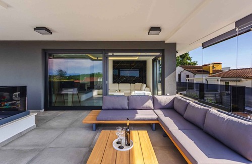 Njivice Apartment | Holiday apartment Luxurious flat with a beautiful terrace overlooking the sea