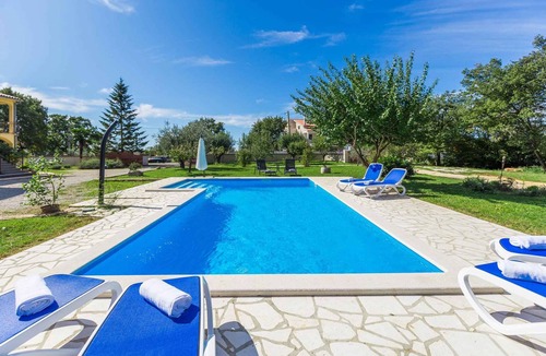 Susnjici Apartment | Holiday apartment mit Klimaanlage und Pool