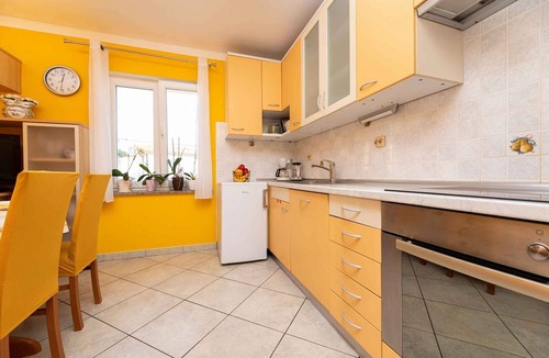 Vrbnik Apartment | Holiday apartment near the beach