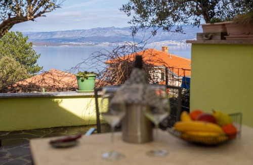 Vrbnik Apartment | Holiday apartment near the beach and with air conditioning