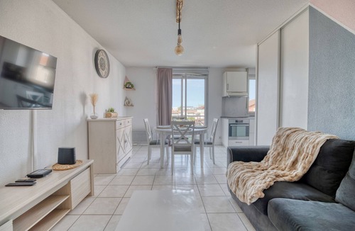 Saint - Martin - du - Touch Apartment | Holiday Apartment "Spacieux Proche Aéroport Et Airbus" with Shared Heated Pool & Wi-Fi