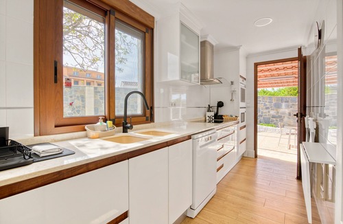 Macastre Apartment | Holiday Apartment 'Violeta' with Mountain View, Wi-Fi and Air Conditioning
