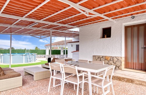 Macastre Apartment | Holiday Apartment 'Violeta' with Mountain View, Wi-Fi and Air Conditioning