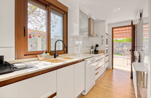 Macastre Apartment | Holiday Apartment 'Violeta' with Mountain View, Wi-Fi and Air Conditioning