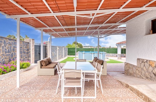 Macastre Apartment | Holiday Apartment 'Violeta' with Mountain View, Wi-Fi and Air Conditioning