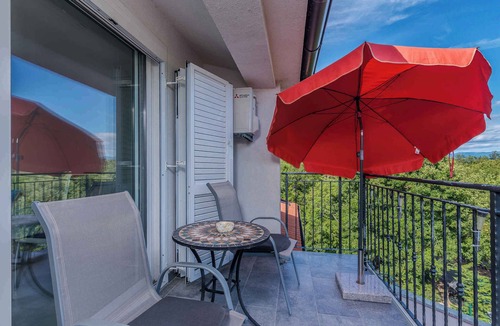 Sveti Vid Dobrinjski Apartment | Holiday apartment with air conditioning and barbecue, surrounded by greenery