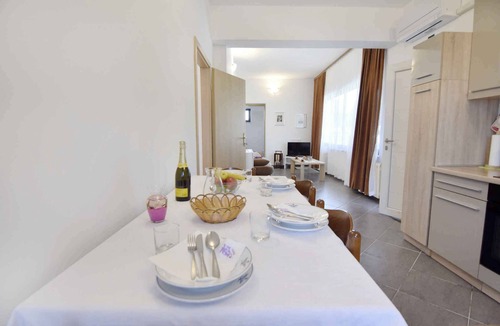 Crveni Vrh Apartment | Holiday apartment with two bedrooms and a terrace in a quiet neighbourhood near the sea