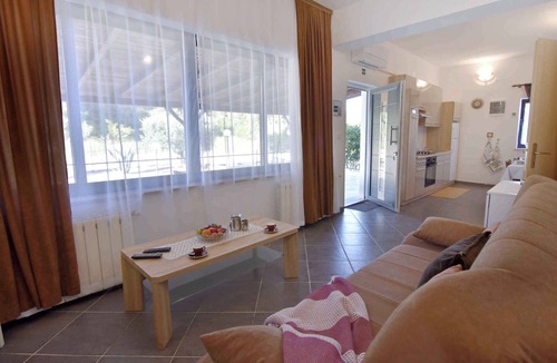 Crveni Vrh Apartment | Holiday apartment with two bedrooms and a terrace in a quiet neighbourhood near the sea
