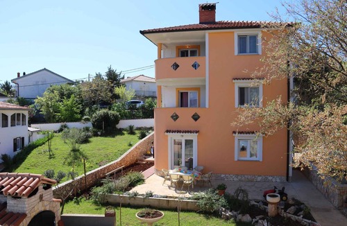 Polje Apartment | Holiday apartment with balcony and air conditioning
