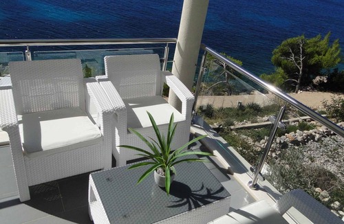 Primosten Burnji Apartment | Holiday apartment with pool use and sea views