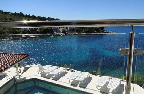 Primosten Burnji Apartment | Holiday apartment with pool use and sea views