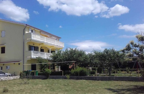 Lopar Apartment | Holiday apartment with 4 bathrooms and balcony for families