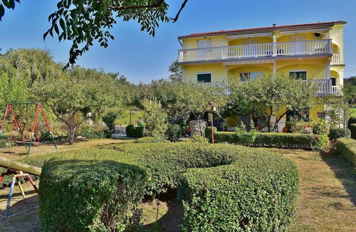 Lopar Apartment | Holiday apartment with 4 bathrooms and balcony for families