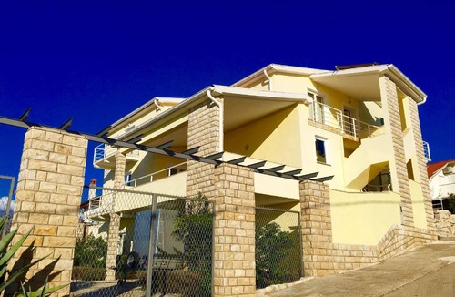 Novigrad House | Holiday apartment with a balcony near the beach