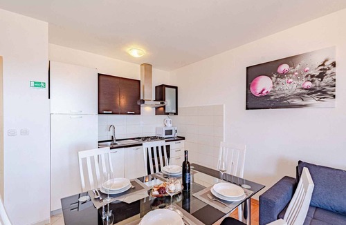 Prizba Apartment | Holiday apartment with a balcony and sea view