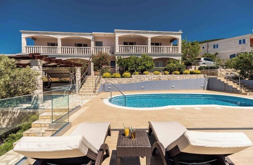 Prizba Apartment | Holiday apartment with a balcony and sea view