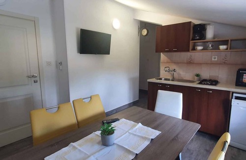Jasenovica Apartment | Holiday apartment with air conditioning and pool access