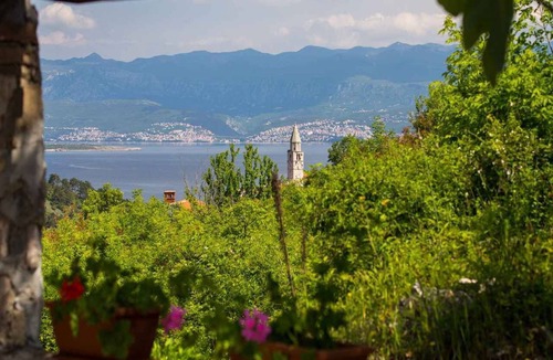 Vrbnik Apartment | Holiday apartment with beautiful terrace