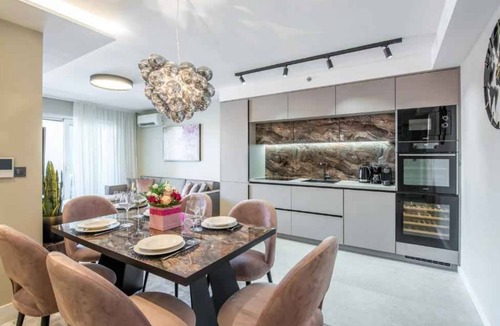 City Center Apartment | Holiday apartment with balcony and sea view