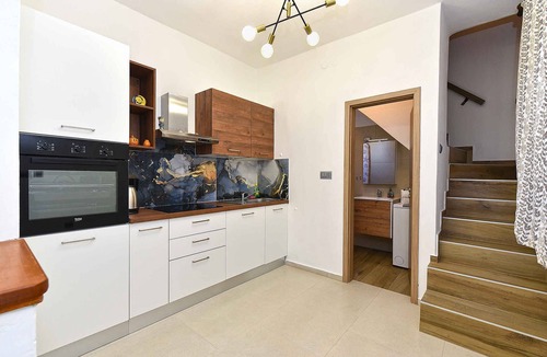 Valbandon Apartment | Holiday apartment with communal pool and air conditioning