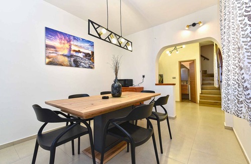 Valbandon Apartment | Holiday apartment with communal pool and air conditioning