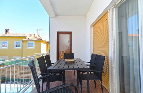 Valbandon Apartment | Holiday apartment with communal pool and air conditioning