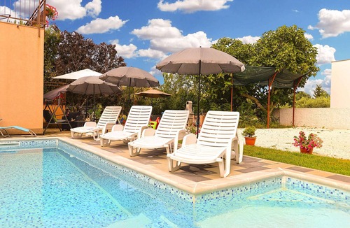 Valbandon Apartment | Holiday apartment with communal pool and air conditioning