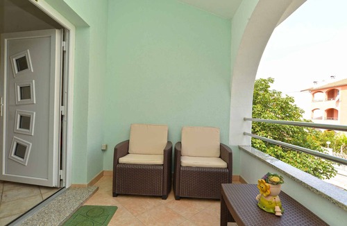 Gregovica Apartment | Holiday apartment with communal pool and air conditioning