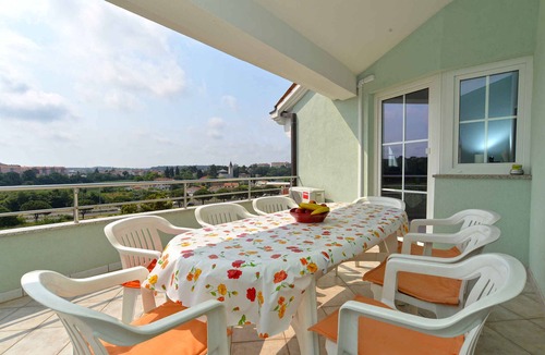 Gregovica Apartment | Holiday apartment with communal pool and air conditioning