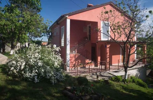 Buzdohanj Apartment | Holiday apartment with garden and Internet