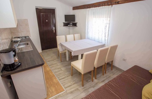 Cancini Apartment | Holiday apartment with use of pool