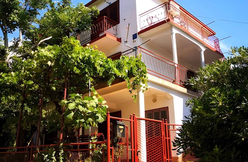 Karlobag Apartment | Holiday apartment with sea view 50 metres from the beach
