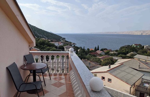 Karlobag Apartment | Holiday apartment with sea views, air conditioning and pool