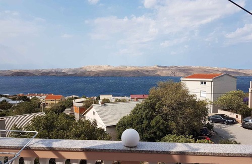Karlobag Apartment | Holiday apartment with sea views, air conditioning and pool