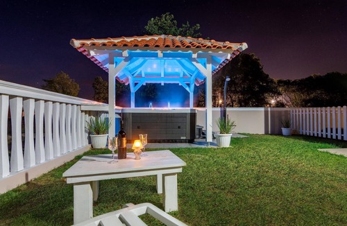Pomer Apartment | Holiday apartment with Jacuzzi, garden and parking