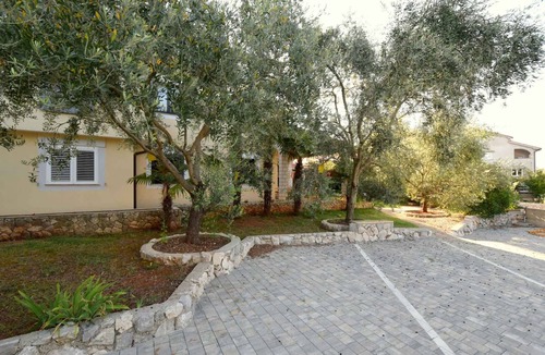 Njivice Apartment | Holiday apartment with terrace and parking