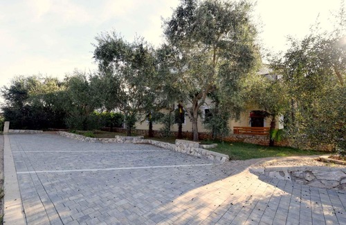 Njivice Apartment | Holiday apartment with terrace and parking