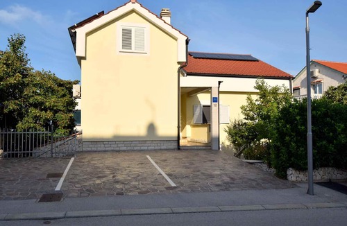 Njivice Apartment | Holiday apartment with terrace and parking
