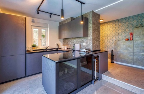 Njivice House | Holiday apartment with pool