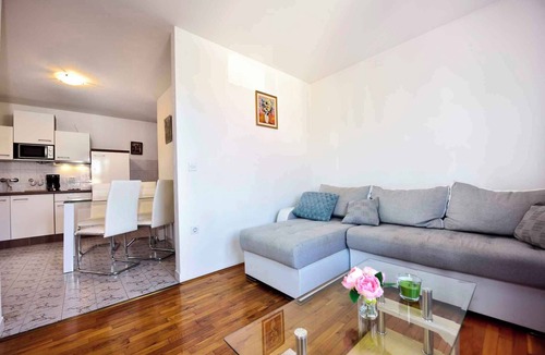 Dajla House | Holiday apartment with balcony and pool
