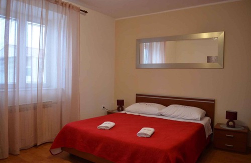 Pican Apartment | Holiday apartment with outdoor pool