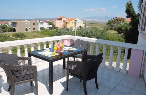 Povljana Apartment | Holiday apartment with terrace and sea view