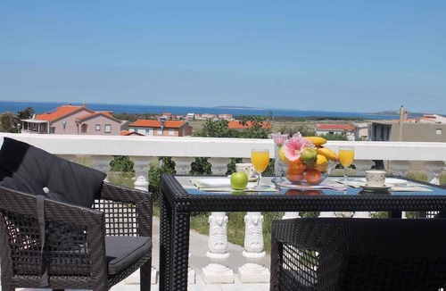 Povljana Apartment | Holiday apartment with terrace and sea view