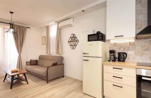Salatic Apartment | Holiday apartment with shared pool