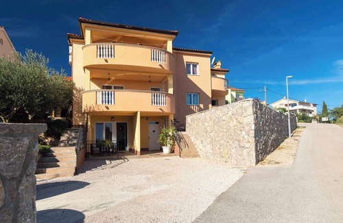 Salatic Apartment | Holiday apartment with shared pool