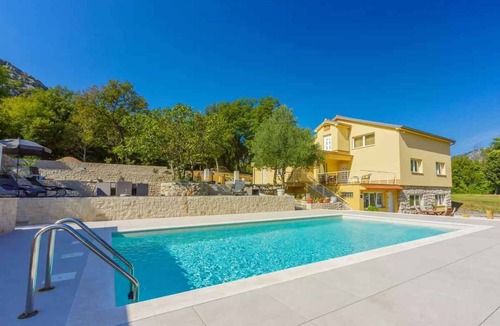 Tribalj Apartment | Holiday apartment with pool in idyllic surroundings