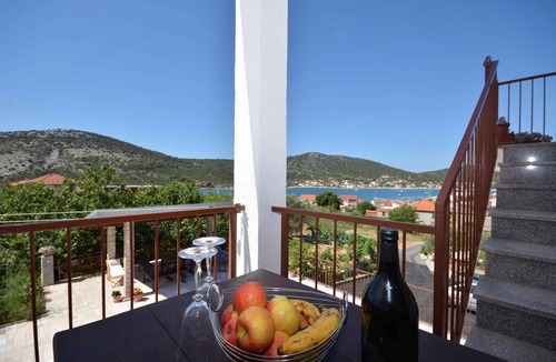 Vinisce Apartment | Holiday Apartment with Terrace and Sea View