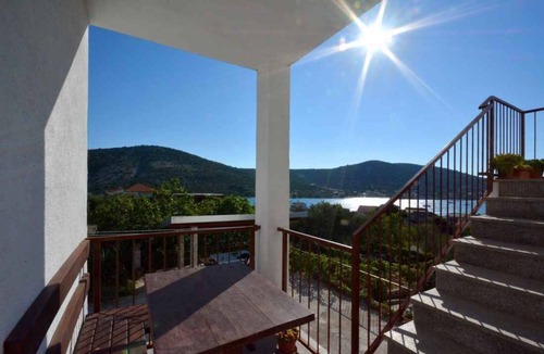 Vinisce Apartment | Holiday Apartment with Terrace and Sea View